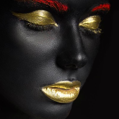 Siyah Gold Makyajlı Kadın Figürlü Duvar Kağıdı 